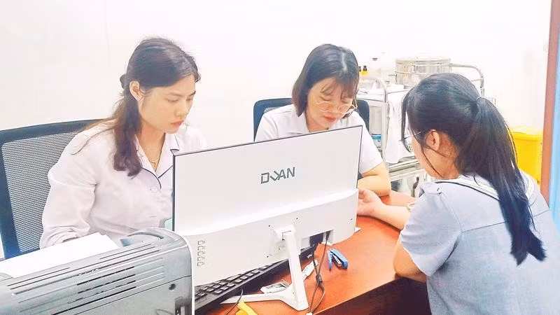 Bác sĩ Bệnh viện A Thái Nguyên khám, tư vấn sức khỏe sinh sản cho công nhân.