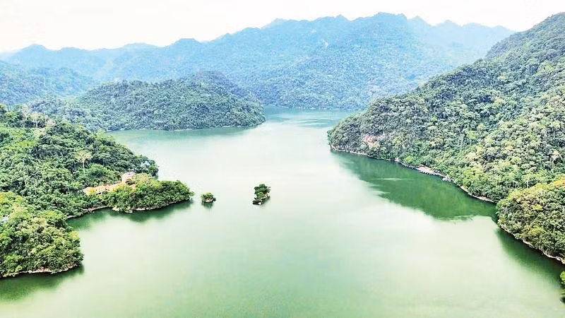 Một góc thắng cảnh, hồ nước ngọt tự nhiên lớn nhất Việt Nam, di tích quốc gia đặc biệt hồ Ba Bể.