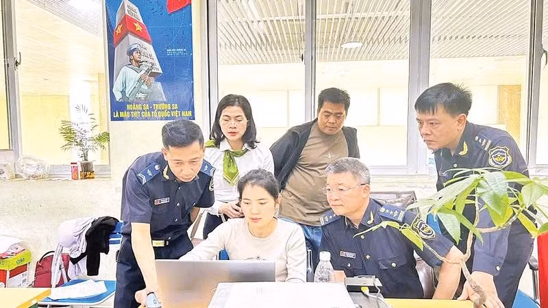 Từ ngày 1/4/2026, Chi cục Hải quan khu vực VI phối hợp các ngân hàng triển khai thu lệ phí hải quan qua mã QR trên phần mềm "Quản lý phương tiện vận tải đường bộ xuất nhập cảnh".