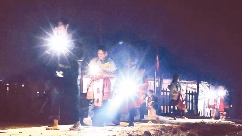 19 giờ 20 phút, trên con đường bê-tông nội bản Làng Sáng, tiếng gọi nhau í ới đi học chữ, tiếng bước chân lạo xạo trên nền đường cùng ánh đèn pin trong đêm... tạo nên một nhịp sống rất riêng nơi vùng cao.