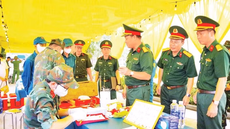 Khai quật lấy mẫu mộ chưa xác định danh tính tại Nghĩa trang liệt sĩ xã Thanh Sơn.