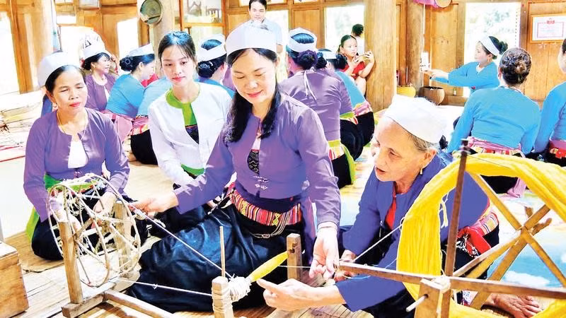 Mế Mường xã Thượng Cốc, tỉnh Phú Thọ truyền dạy đánh suốt quấn sợi chỉ hoặc bông tơ vào thoi dệt, để thực hiện dệt trên khung cửi.