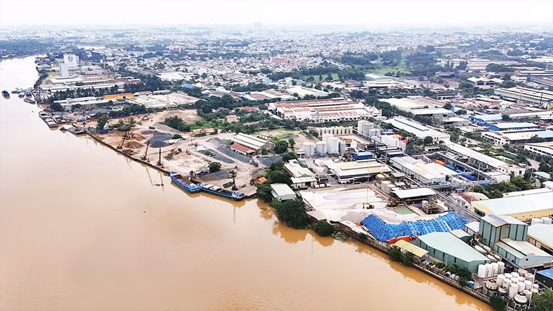 Khu công nghiệp Biên Hòa 1 nằm sát sông Đồng Nai nguy cơ gây ô nhiễm môi trường rất cao.