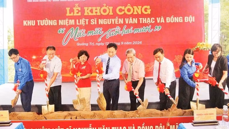 Các đại biểu thực hiện nghi thức khởi công Khu tưởng niệm liệt sĩ Nguyễn Văn Thạc và đồng đội (Ảnh HIẾU MINH)