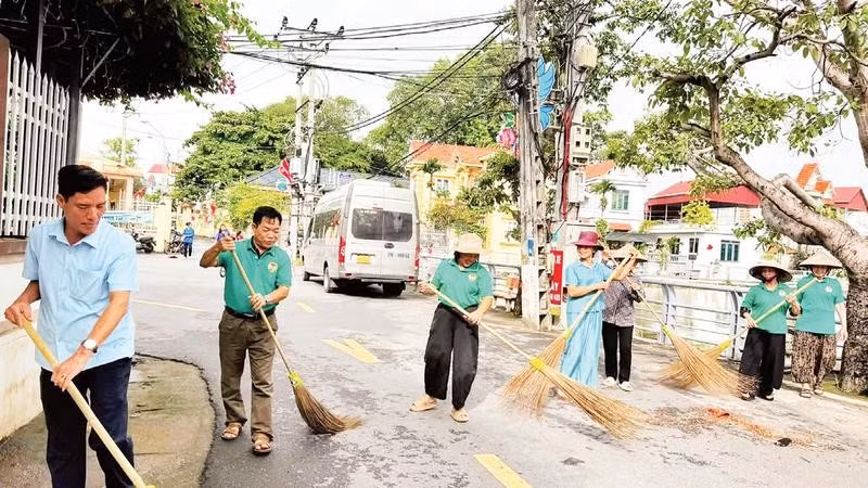 Người dân thôn Vạn Thắng 2 cùng nhau tổng vệ sinh, làm sạch môi trường.