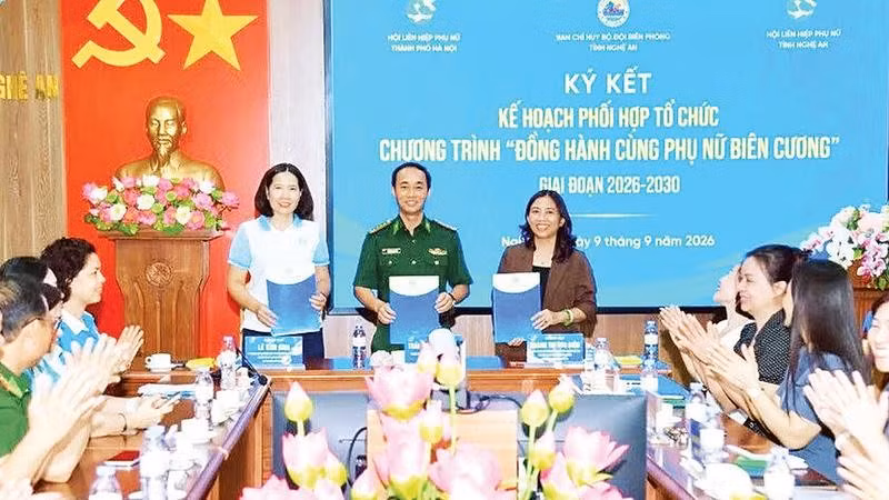 Các đơn vị ký kết biên bản phối hợp thực hiện chương trình (Ảnh TRUNG HIẾU)