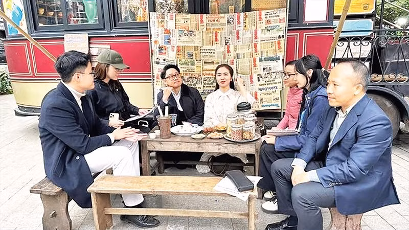 Khách du lịch đến với các trải nghiệm trong tour Chạm miền ký ức.