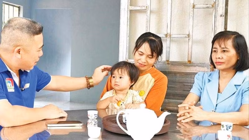 Đồng bào dân tộc thiểu số xã Bù Đăng, tỉnh Đồng Nai vui mừng được hỗ trợ nhà mới.