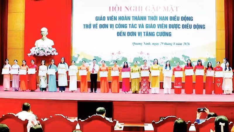 Sở Giáo dục và Đào tạo Quảng Ninh trao giấy khen tặng các giáo viên hoàn thành nhiệm vụ điều động, tăng cường đến các cơ sở giáo dục trên địa bàn tỉnh.