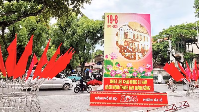 Cờ hoa chào mừng ngày Quốc khánh được trang trí tại các tuyến phố trung tâm.