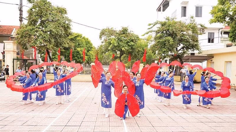 Người dân xã Đan Phượng (Hà Nội) tập văn nghệ tại Nhà văn hóa-Khu thể thao thôn Đông Khê.