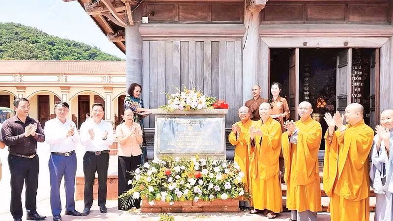 Các đại biểu dự lễ gắn biển công trình chùa Trúc Lâm Đảo Trần nhân dịp Đại hội đại biểu Phật giáo tỉnh Quảng Ninh năm 2026.