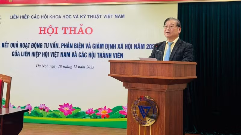 Tiến sĩ khoa học Phan Xuân Dũng, Chủ tịch Liên hiệp Hội Việt Nam phát biểu tại Hội thảo. (Ảnh: BÍCH LIÊN)