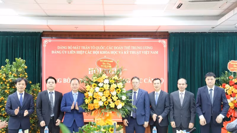 Lãnh đạo Viện Hàn lâm chúc mừng Giáo sư, Viện sĩ Châu Văn Minh. (Ảnh: HIẾU LIÊN)