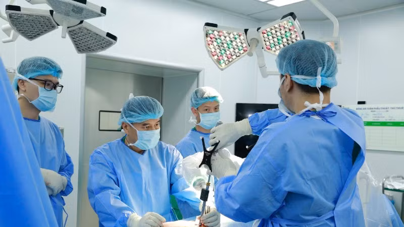 Các bác sĩ thực hiện ca mổ với sự hỗ trợ của công nghệ hiện đại. (Ảnh: HIẾU THU)