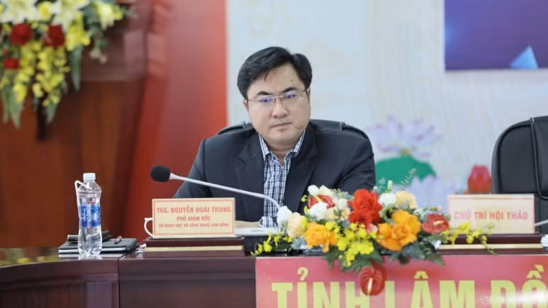 Ông Nguyễn Hoài Trung, Phó Giám đốc Sở Khoa học và Công nghệ tỉnh Lâm Đồng chia sẻ tại hội thảo. 