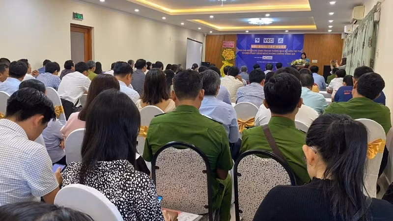 Hội nghị tập huấn “Nâng cao năng lực cạnh tranh của doanh nghiệp thông qua sở hữu trí tuệ và giải pháp công nghệ chống chống giả”. (Ảnh: TL)