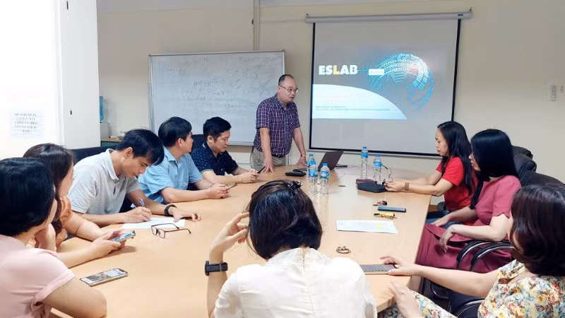 Tiến sĩ Phạm Ngọc Minh, Phó trưởng phòng Kỹ thuật điều khiển và Tự động hóa cùng nhóm tác giả triển khai nhiệm vụ nghiên cứu ứng dụng AI đa phương thức trong phát hiện thông tin sai lệch và phân tích mạng xã hội. (Ảnh: TL)