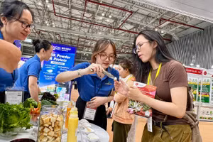 Khách tham quan sử dụng thử các mẫu thực phẩm, đồ uống tại ngày khai mạc.