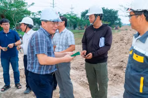 Chủ tịch Hội đồng thành viên EVNSPC Lê Văn Trang thăm và động viên cán bộ, kỹ sư, công nhân thi công tại dự án điện dịp Lễ 30/4 và 1/5.