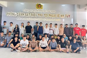Các đối tượng tại cơ quan chức năng. 