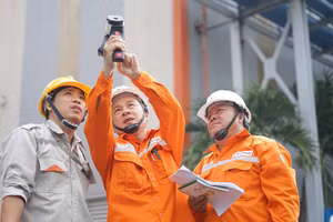 Công nhân EVNCMC kiểm tra thiết bị điện để bảo đảm nguồn điện vận hành thông suốt. 