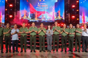 Các đồng chí lãnh đạo chụp ảnh lưu niệm tại chương trình. 