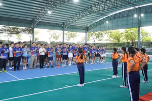 Các em thiếu nhi giao lưu văn nghệ cùng các vận động viên tại chương trình. (Ảnh: BÙI DUYÊN)