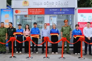 Ủy ban nhân dân phường Bình Phú và các đơn vị khánh thành trạm Công dân số. (Ảnh: Phường Bình Phú)