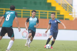 Một tình huống bóng trong trận đấu giữa Thanh Chương FC và Nam Đàn FC. (Ảnh: NGÔ MAI)