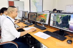 Các đơn vị thuộc Tổng Công ty Quản lý Bay Việt Nam (VATM) duy trì chế độ trực, thường xuyên, chủ động triển khai các biện pháp ứng phó phù hợp, bảo đảm an toàn hoạt động bay và hạn chế thấp nhất ảnh hưởng của thời tiết nguy hiểm đến công tác điều hành. (Ảnh: THÙY DUNG)