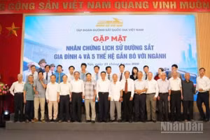 Tập đoàn Đường sắt quốc gia Việt Nam gặp gỡ, tri ân các nhân chứng lịch sử, các gia đình có 4, 5 thế hệ gắn bó với ngành. (Ảnh: NHẬT MINH)