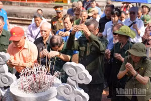 Những cựu thanh niên xung phong, thân nhân liệt sĩ dâng hương nhân 60 năm ngày "giỗ trận" ga Núi Gôi. (Ảnh: NHẬT MINH)