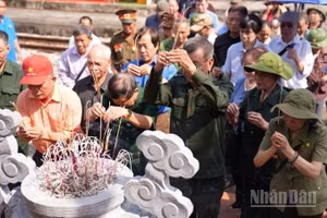 Các cán bộ, chiến sĩ thanh niên xung phong, thân nhân liệt sĩ và cán bộ, nhân viên ngành đường sắt tưởng niệm các Anh hùng liệt sĩ Đại đội 895, công nhân đường sắt và dân quân tại Nghĩa trang liệt sĩ Gôi. (Ảnh: NHẬT MINH)
