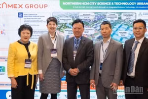 Trái sang phải: Bà Sunny Yang, Phó Chủ tịch Ban Quan hệ Quốc tế Monash; Giáo sư Robyn Ward, Monash; ông Francis Wong, đại diện Becamex IDC; Giáo sư Vũ Hải, Monash và ông Kiều Mạnh Kha, Becamex. (Ảnh: Đại học Monash)