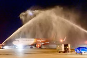 Chuyến bay khai trương của Vietjet kết nối Colombo với Thành phố Hồ Chí Minh được chào đón nồng nhiệt bằng nghi thức phun vòi rồng trang trọng nhất của ngành hàng không. (Ảnh: BẢO VY)