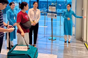 Tạng hiến được vận chuyển khẩn trương ra sân bay để tiếp tục hành trình đến với người bệnh đang chờ ghép. (Ảnh: TRUNG PHONG)