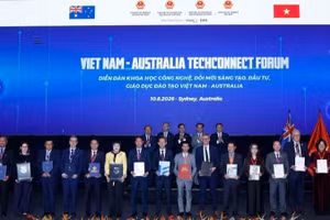 Đại diện Đại học Monash (Australia) và Trường đại học Mở Thành phố Hồ Chí Minh tại Lễ ký thỏa thuận hợp tác triển khai chương trình Thạc sĩ TESOL tại Sydney. (Ảnh: Trường đại học Mở Thành phố Hồ Chí Minh)