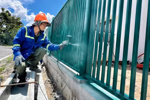 Công nhân sơn tường rào tại dự án ngăn triều Tân Thuận.