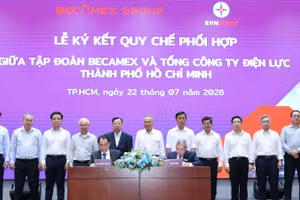 Lãnh đạo EVNHCMC và Becamex Group ký kết và chứng kiến nghi thức ký kết Quy chế phối hợp giữa hai đơn vị.