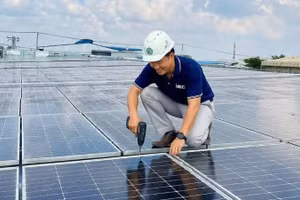 Lắp đặt điện mặt trời tại một doanh nghiệp. (Ảnh: Lê Anh)