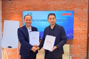 Đại diện hai doanh nghiệp trao đổi văn bản ký kết hợp tác. 