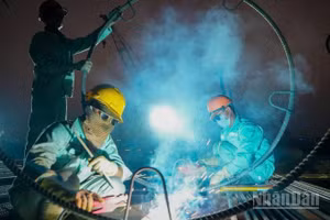Nhà thầu thi công lắp đặt cốt thép bệ trụ chính cầu Trần Hưng Đạo giữa sông, chuẩn bị đổ bê-tông vượt "đường găng" lũ tiểu mãn.