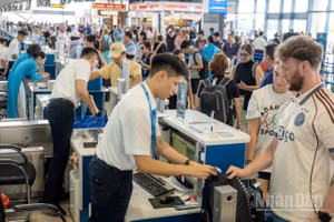 Hành khách làm thủ tục hàng không tại Cảng Hàng không quốc tế Nội Bài. (Ảnh: PHAN CÔNG)