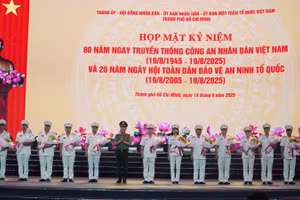 Lãnh đạo Bộ Công an tặng hoa chúc mừng các đơn vị xuất sắc của Công an Thành phố Hồ Chí Minh.