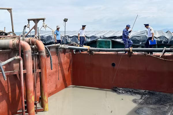 Cát chở trên sà lan không có giấy tờ chứng minh nguồn gốc. (Ảnh: Cảnh sát biển cung cấp)