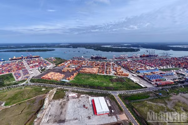 Cái Mép Hạ nhìn từ Cái Mép-Thị Vải.