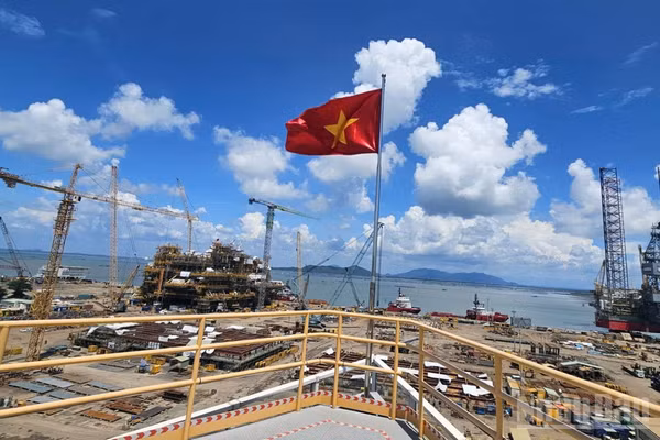 Một góc kho bãi, nhà xưởng, bến cảng của PTSC-nơi chế tạo, đóng các chân đế điện gió ngoài khơi và trạm biến áp. (Ảnh: LÊ ĐÌNH THÌN) 