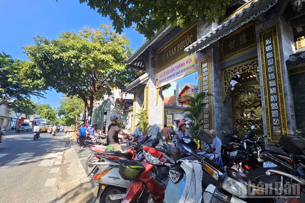 Cổng chùa Vạn Phường, đường Ba Cu, phường Vũng Tàu sáng 27/8, không còn cảnh bán chim phóng sinh như mọi năm. (Ảnh: LÊ ĐÌNH THÌN)
