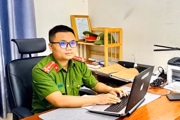 Công an làm việc với sinh viên bị "bắt cóc online". (Ảnh: Công an cung cấp)
